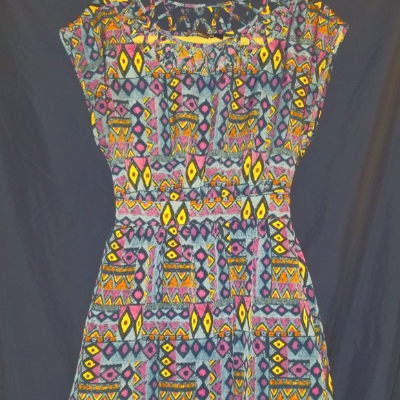 Robe Bongo Taille XL Avec Découpe Ventre – Super Mignonne – NEUF Avec étiquettes